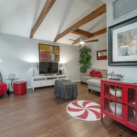 Hidden Couples Loft Retreat In Heights Foodie District